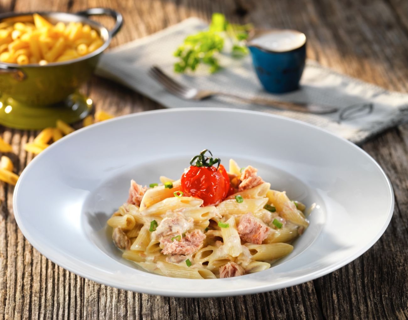 Penne Ton Balıklı - Ton balıklı alfredo sos, taze soğan, pesto sosu ve parmesan peyniri ile