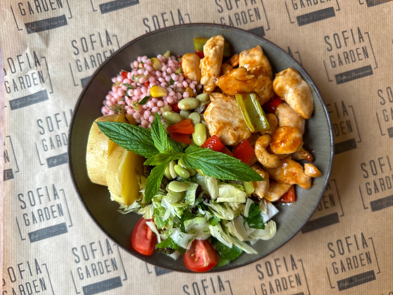 Barbekü Soslu Tavuk - Tereyağlı piliç göğüs, taze biberler, kajun fıstık, sweet chili, barbekü sos, göbek marul, kuskus salata, edamame.