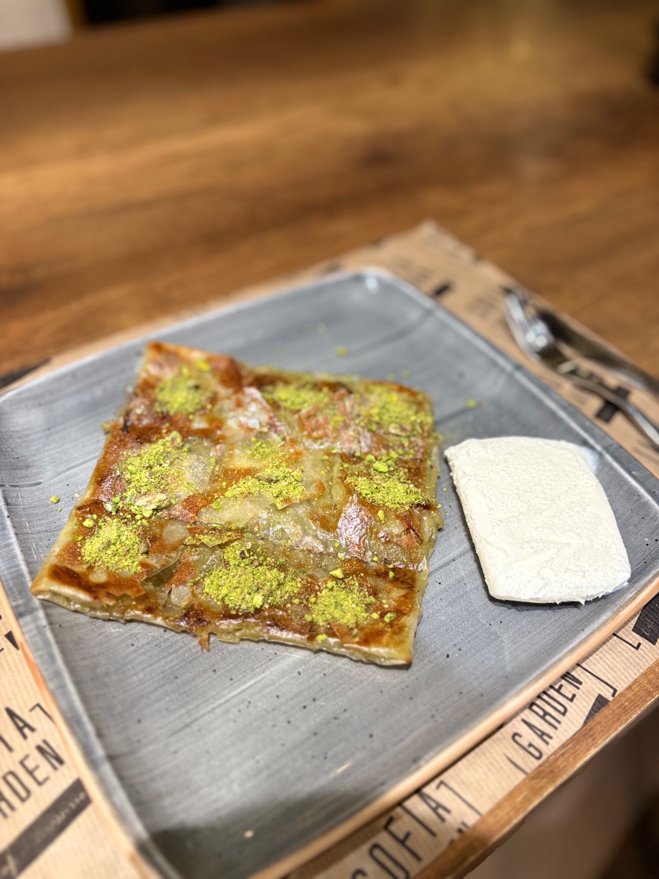 Antep Katmeri - Klasik Sunumu ve Kesme Maraş Dondurma Eşliğinde