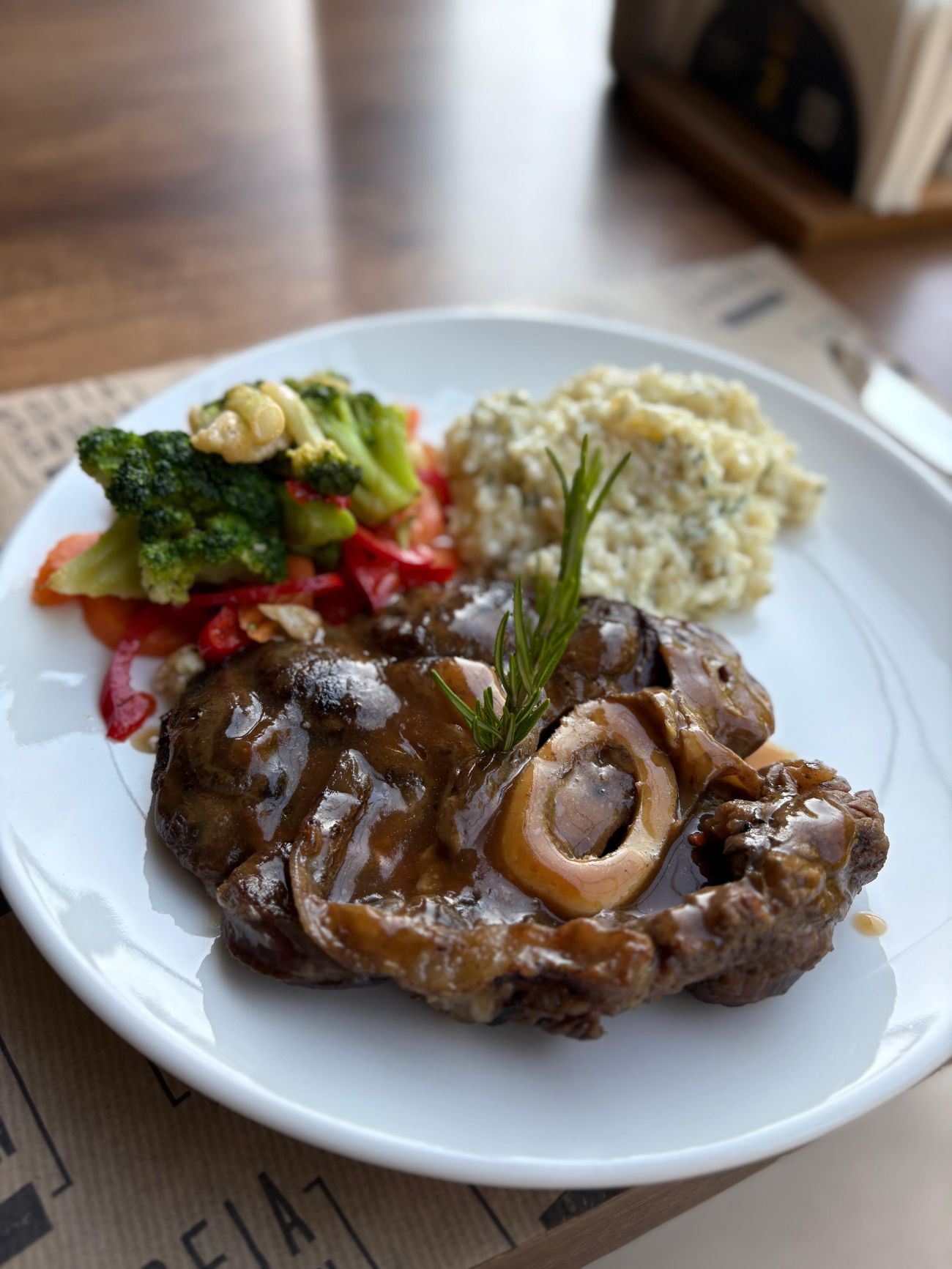 Osso Buco Risotto - Fırında pişmiş dana incik, risotto pilav ve kış sebzesiyle.