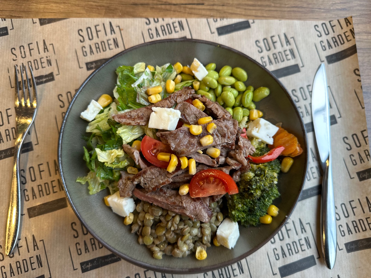 Bol Bol Bowl - Dana bonfile ızgara, akdeniz yeşillikleri, çeri domates, brokoli, yeşil mercimek, közlenmiş kapya, mısır, ezine peyniri, edamame.