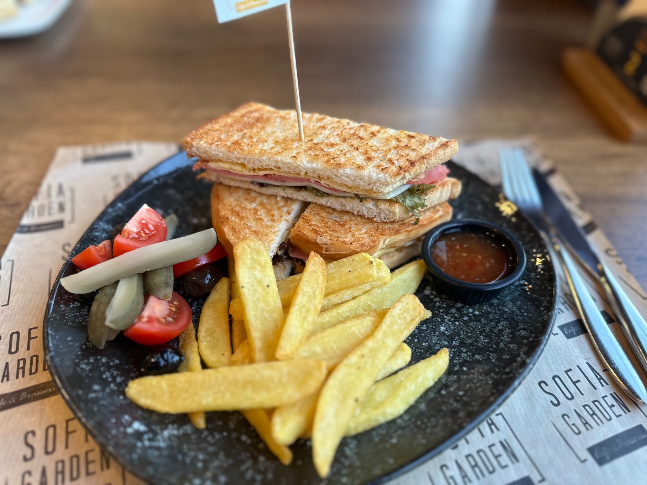 Kulüp sandviç - Kızarmış ayvalık tost ekmeği, avakado püre, omlet yumurta, salam, kaşar peyniri, çeri domates, kornişon turşu, zeytin, patates cips ve honey master sos ile.