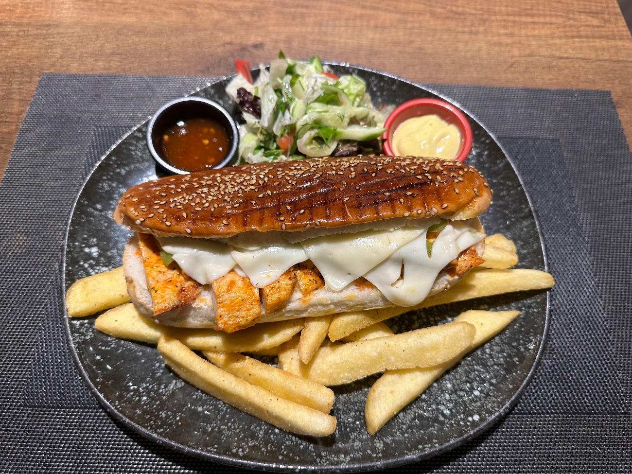 Piliç Izgara Sandviç - Acı chili soslu ızgara piliç parçaları, taze kaşar ile gratine edilmiş...