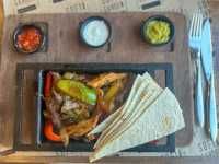 Fajita Piliç - Piliç göğüs ızgara, kuru soğan, taze biberler, mantar, tereyağlı sos, sweet chili yoğurt, avakado sos ile.