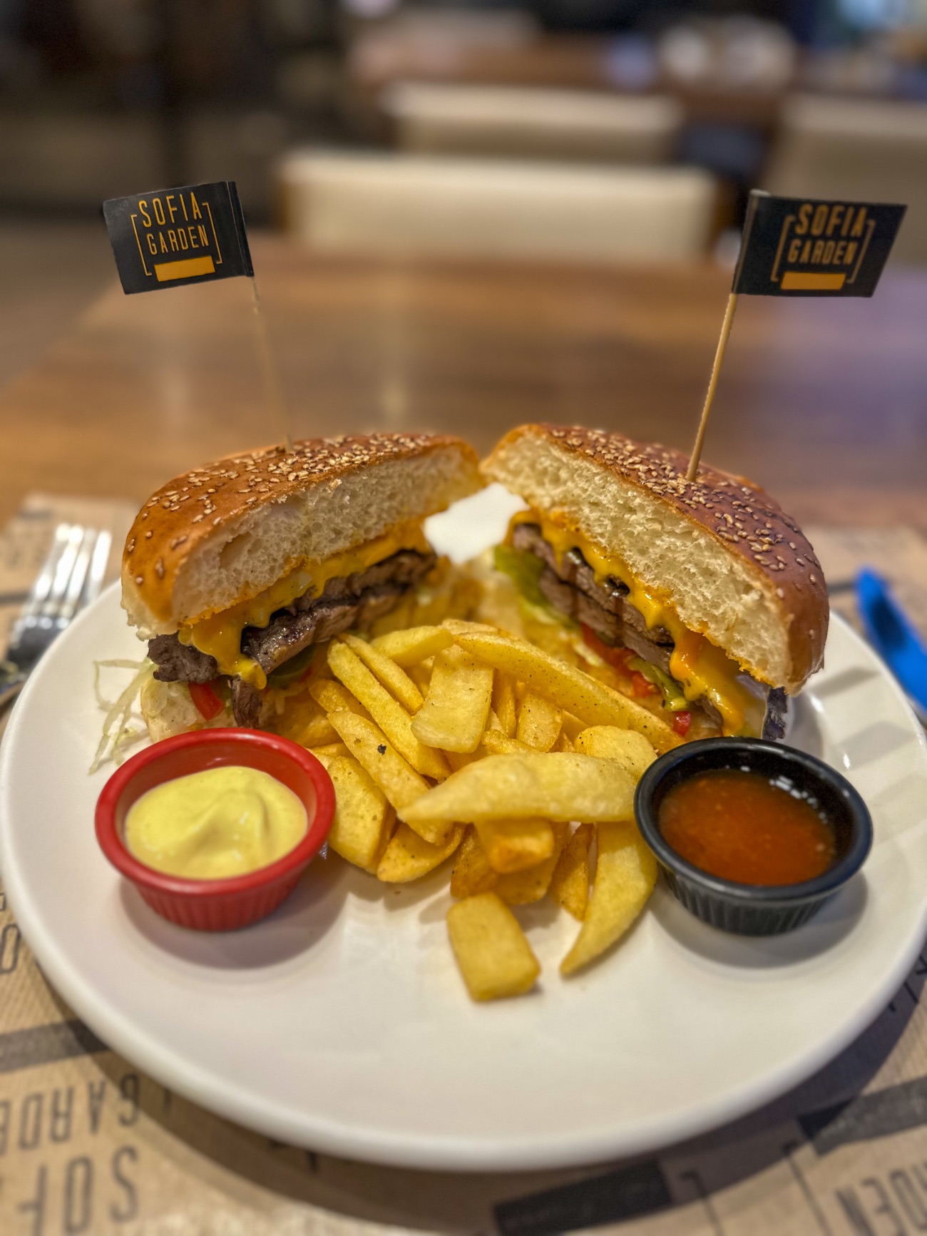 Sofia Steak Burger - 140 gr dana steak, cherry domates, yeşil ve jalapeno biberleri, cheddar  peyniri ve patates kızartması ile...
