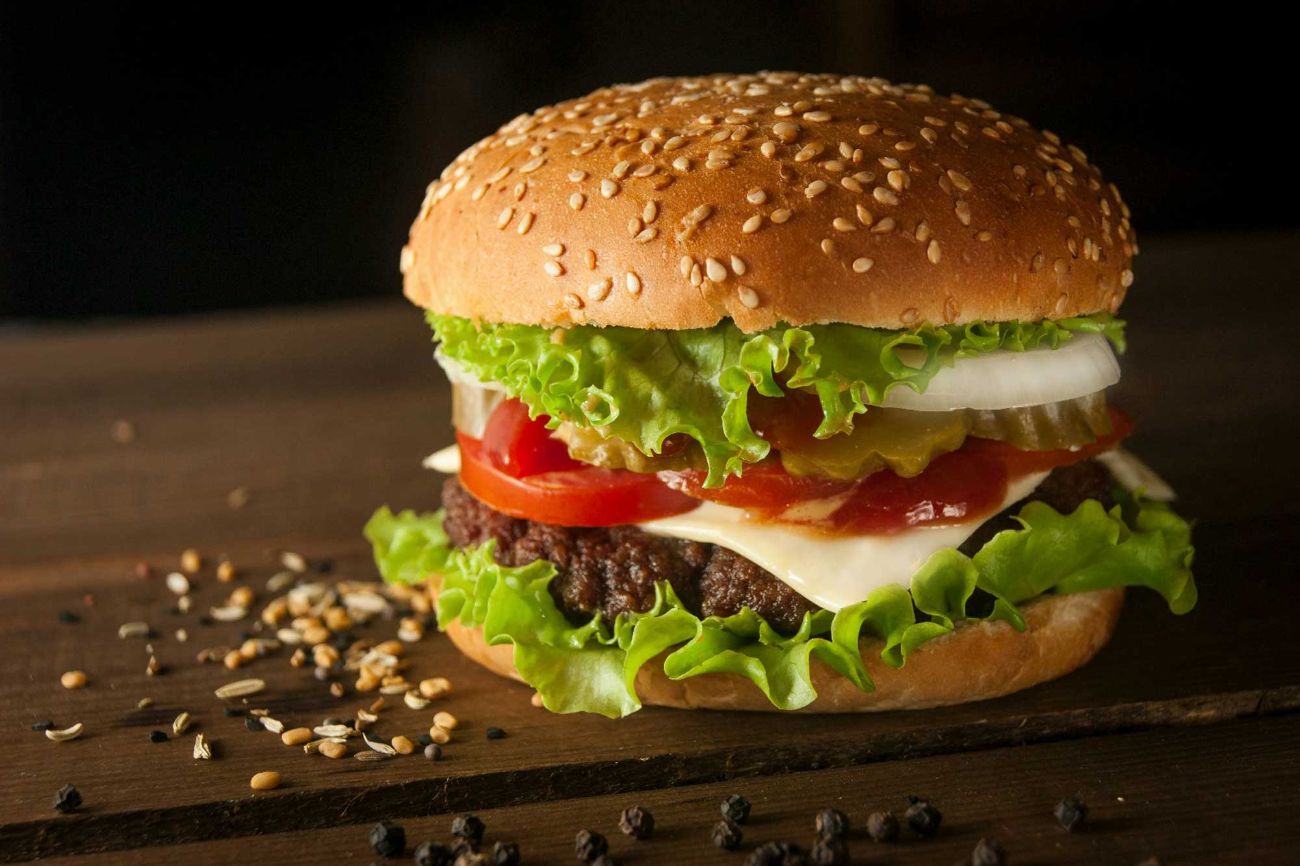 HAMBURGER - 130 GR KENDİ YAPIM KÖFTEMİZ,YANINDA CİPS VE SOSLARIYLA SERVİS EDİLİR