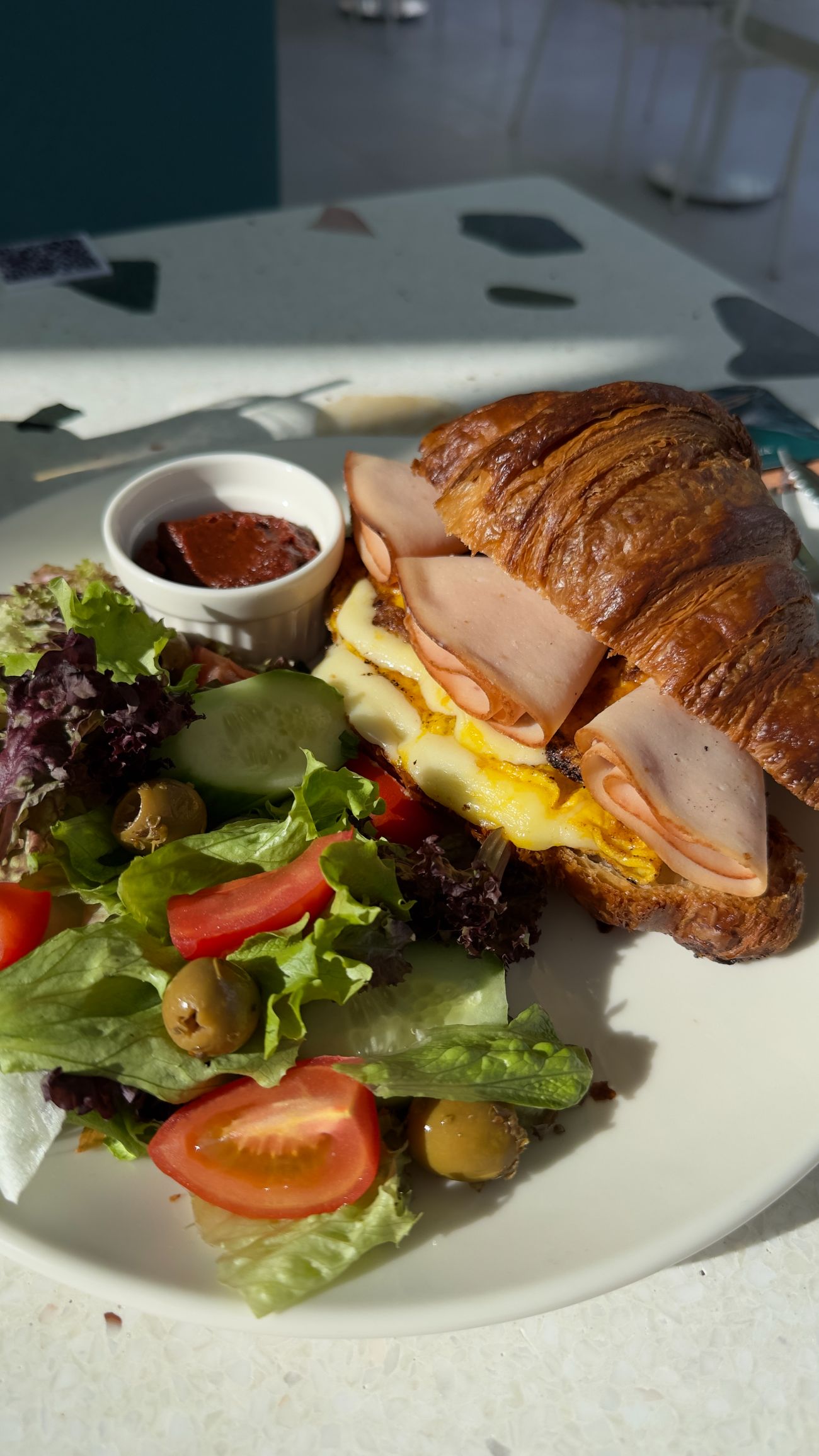 Hindi Fümeli Kaşarlı Omletli - Hindi Füme, Omlet İçerisinde Eritilmiş Kaşar. Ürünün hazırlık süresi 20-25 dakikadır.