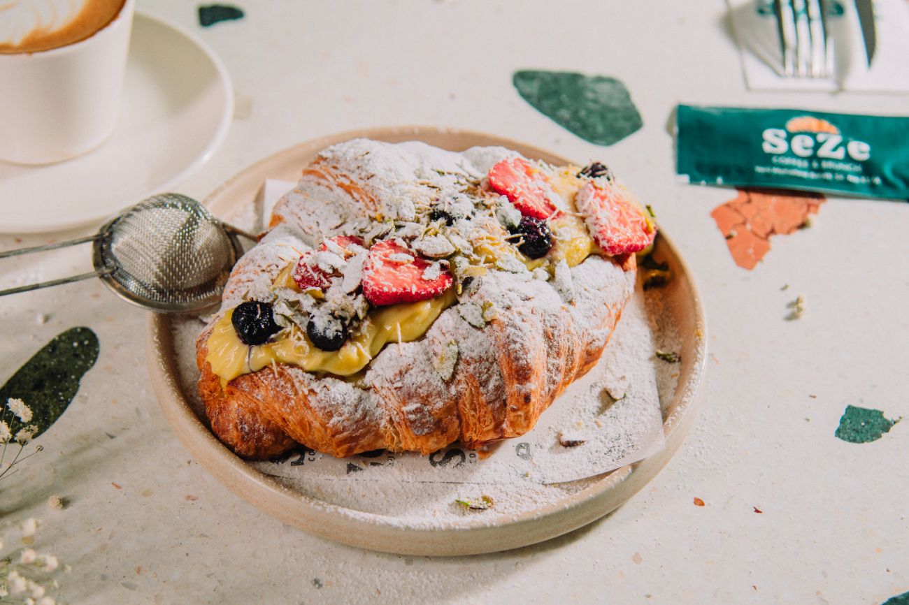 Antepfıstıklı Kruvasan - Fıstık Kreması, Krema, Kavrulmuş Kadayıf, Çilek, Toz Antep Fıstığı, Pudra Şekeri