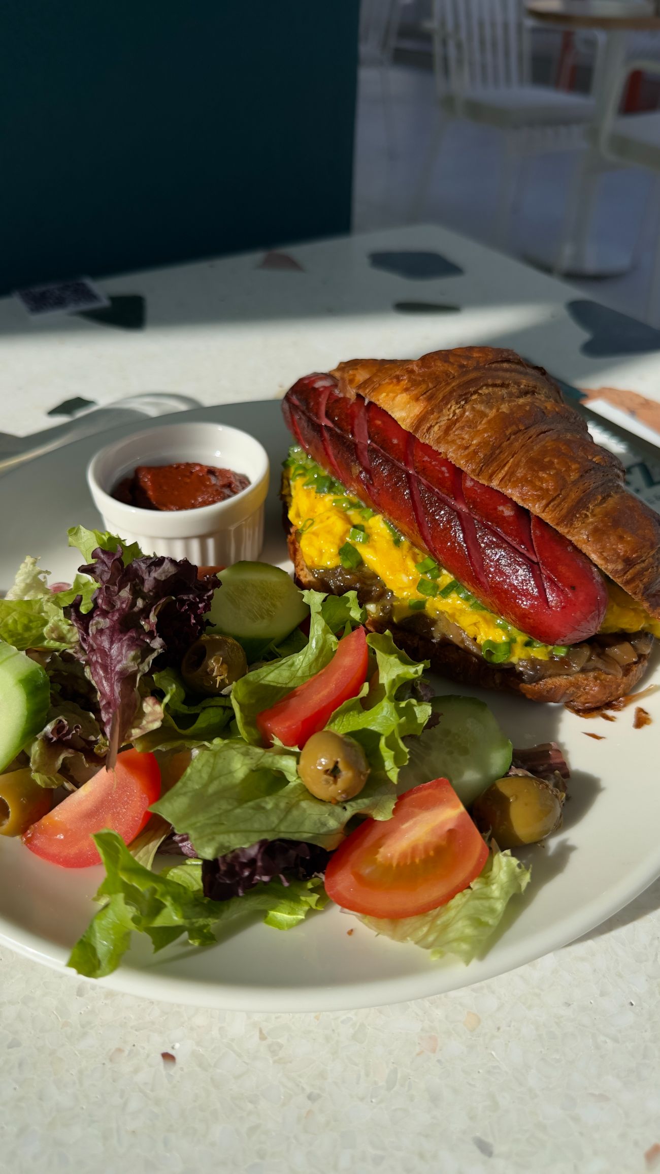 Frankfurther Sosisli - Frankfurther Sosis, Çırpılmış Yumurta, Karamelize Mantar, Yeşil Soğan, Cheddar. Ürünün hazırlık süresi 20-25 dakikadır.