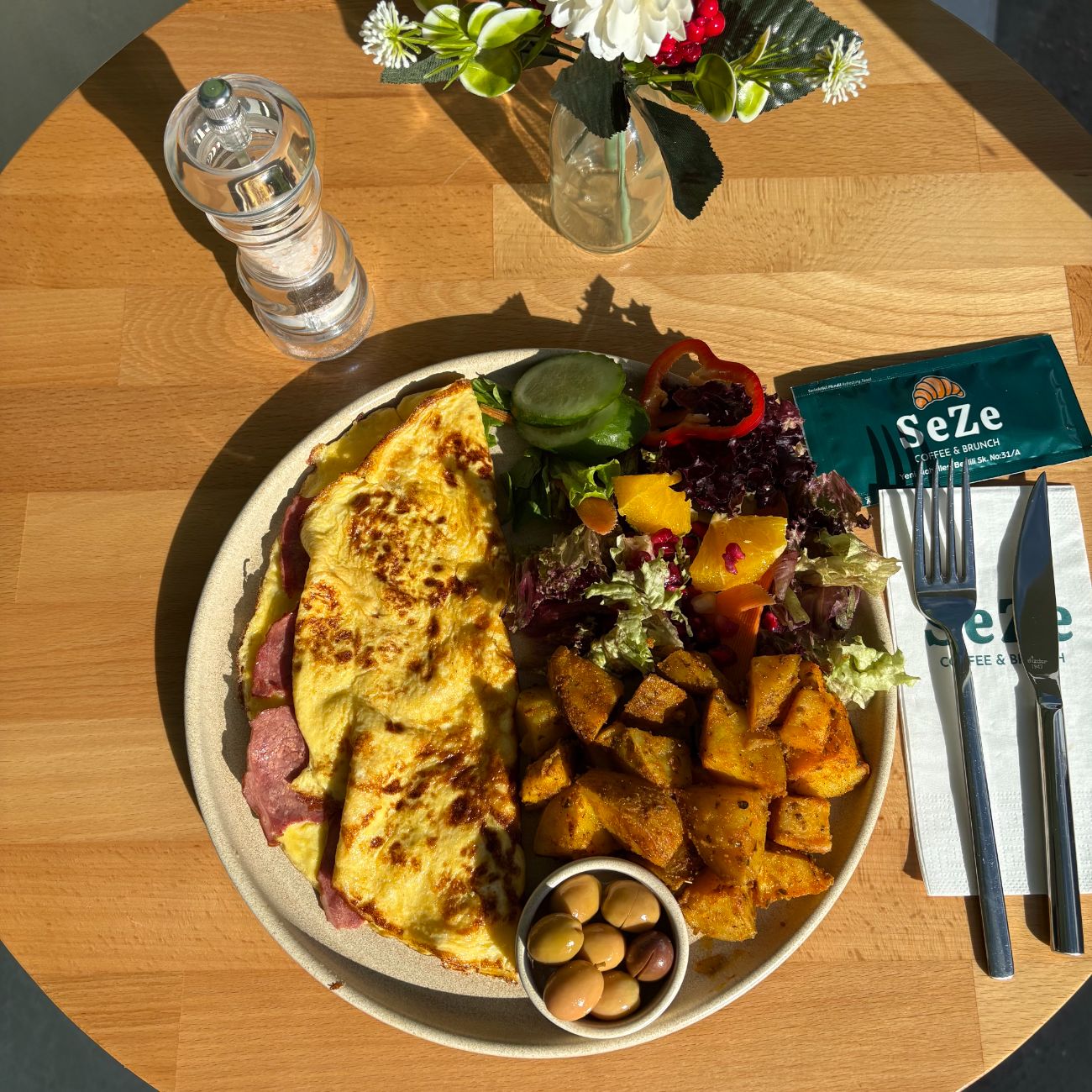 Roast Beef Omlet - Roast beef omlet, fırın patates, zeytin, salata