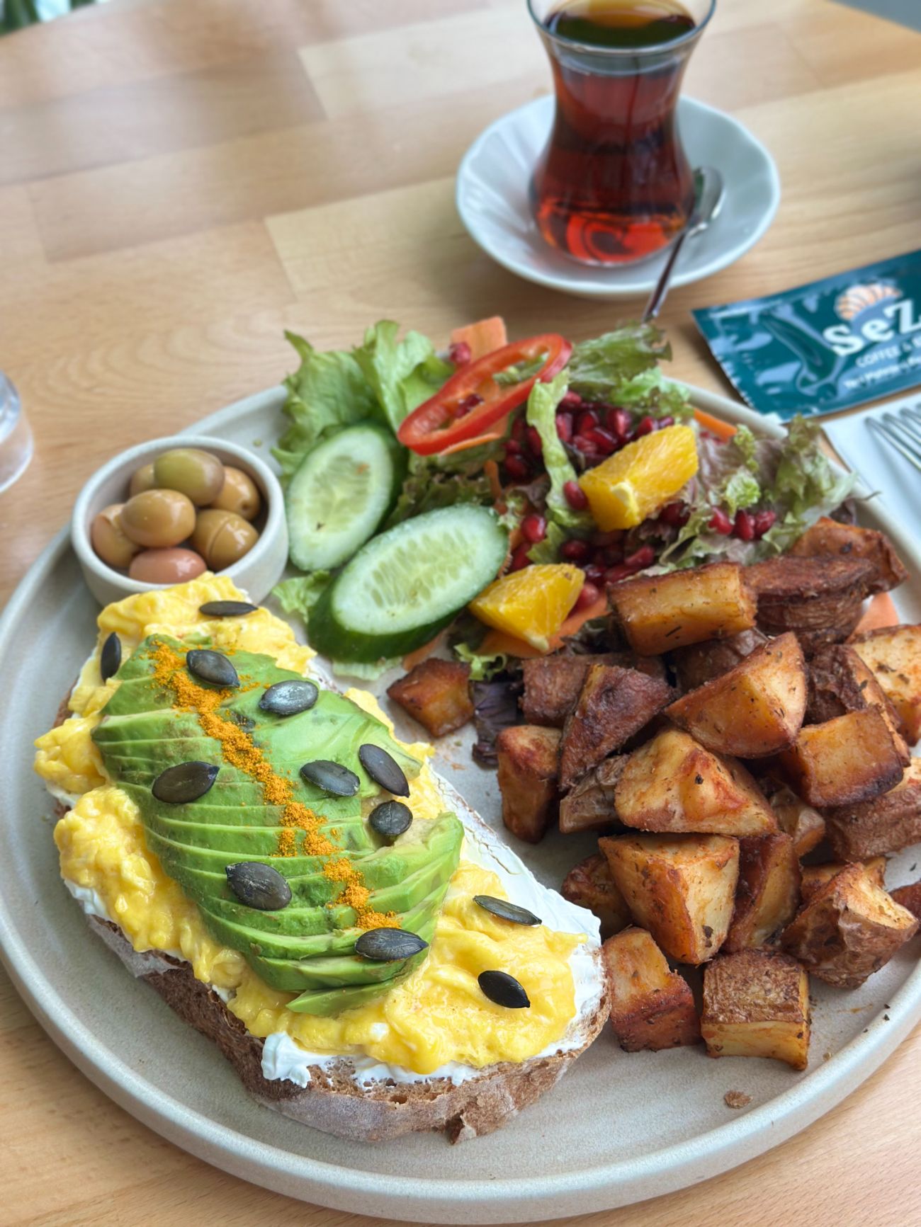 Avokadolu Yumurtalı Ekşi Ekmek - 