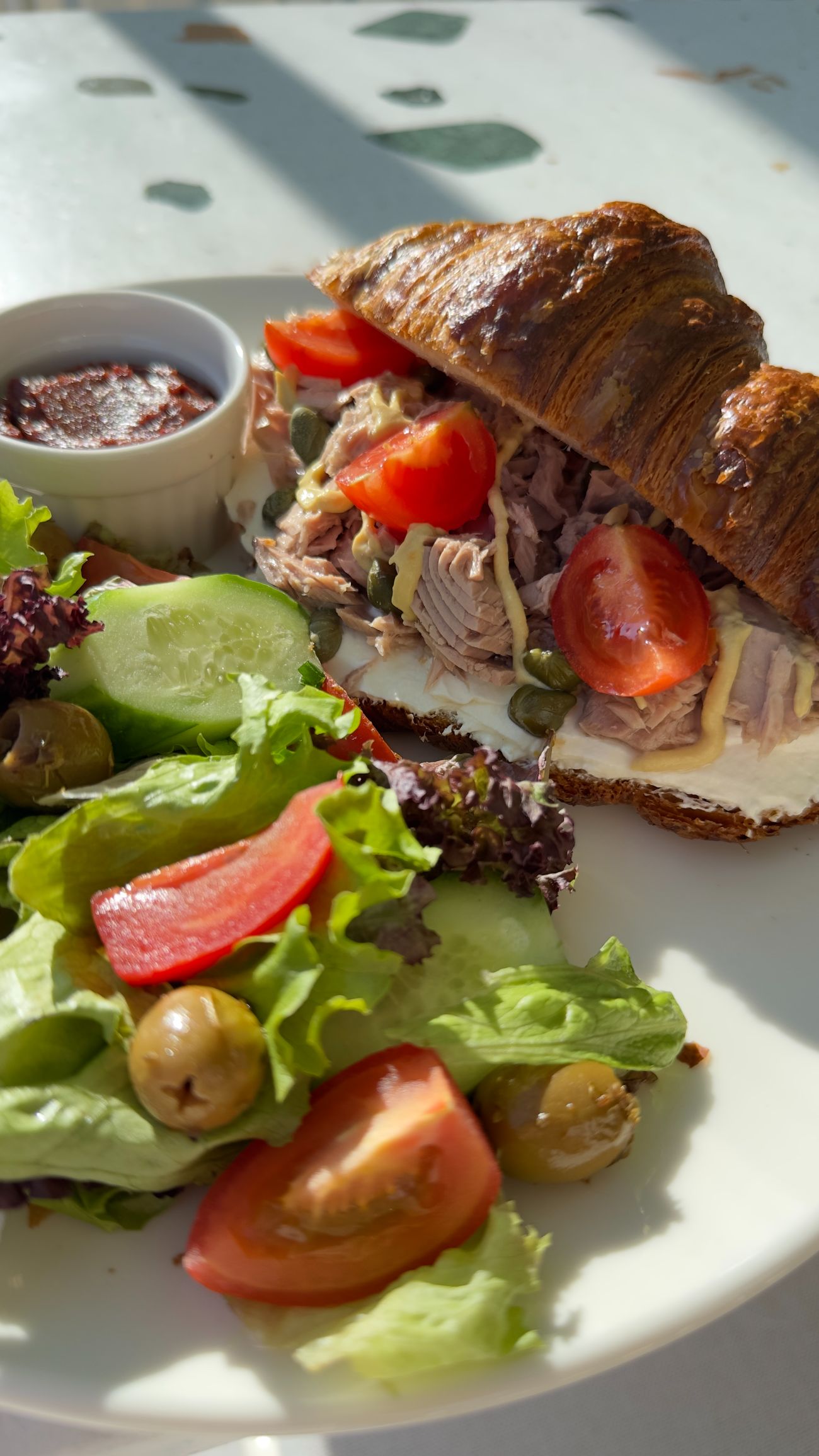 Tonbalıklı Kruvasan - Ton Balığı, Labne, Domates, Kapari, Hardal. Ürünün hazırlık süresi 20-25 dakikadır.