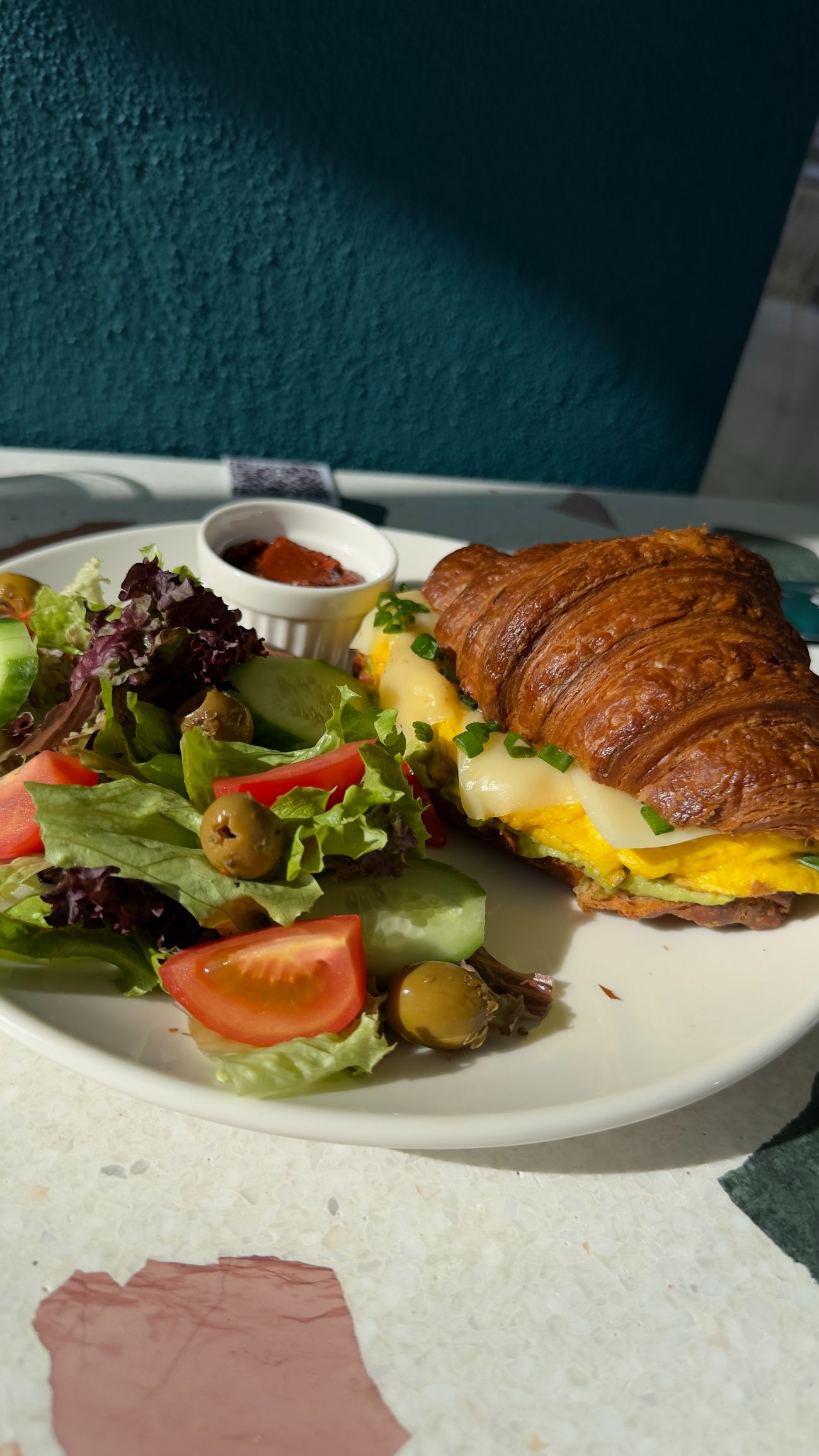 Guacamole Soslu - Guacamole Sos (avokado, domates, yeşil soğan), Çırpılmış Yumurta, Kaşar. Ürünün hazırlık süresi 20-25 dakikadır.