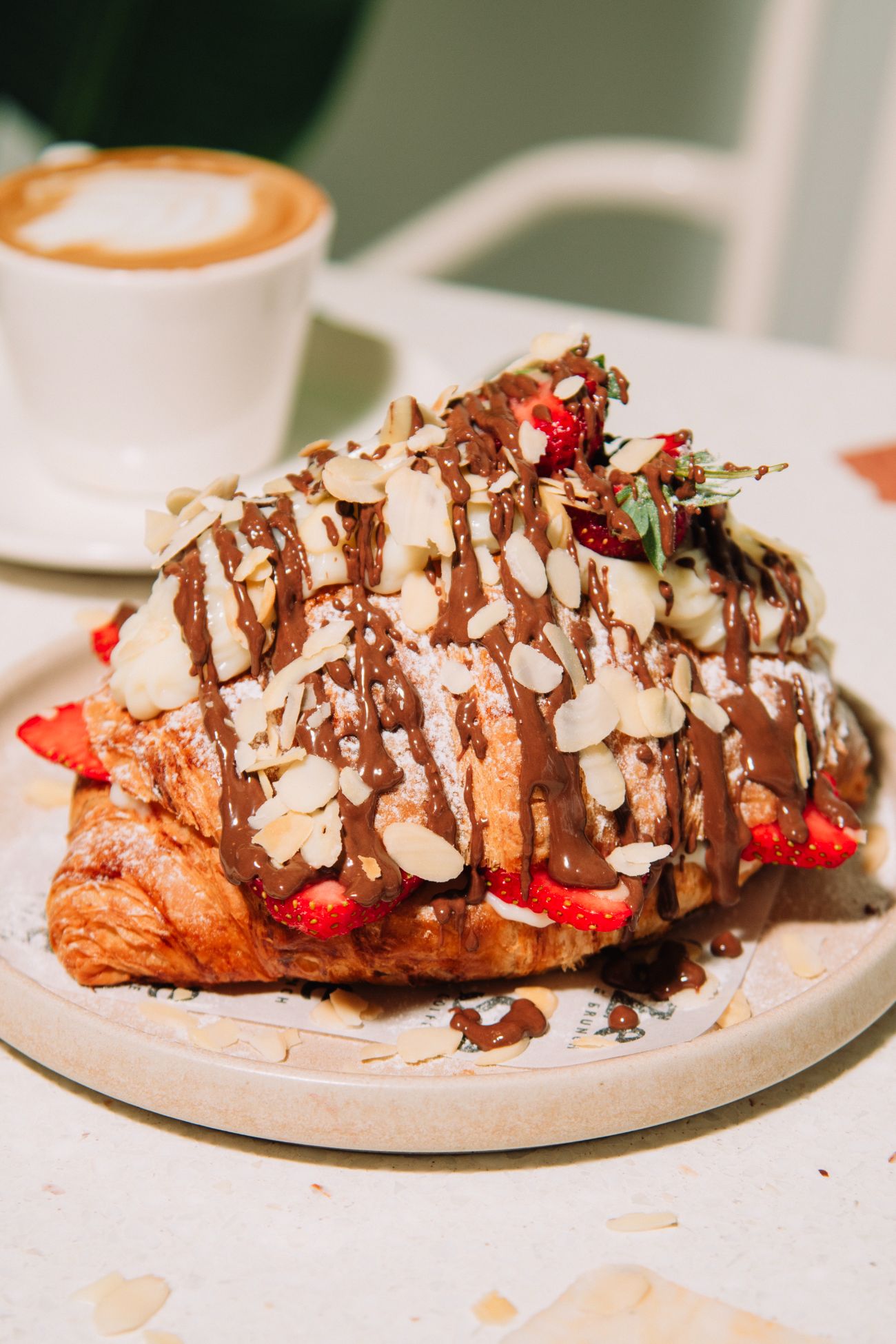 Çilekli Kruvasan - Pastacı Kreması, Çilek, Pudra Şekeri, Sütlü Çikolata