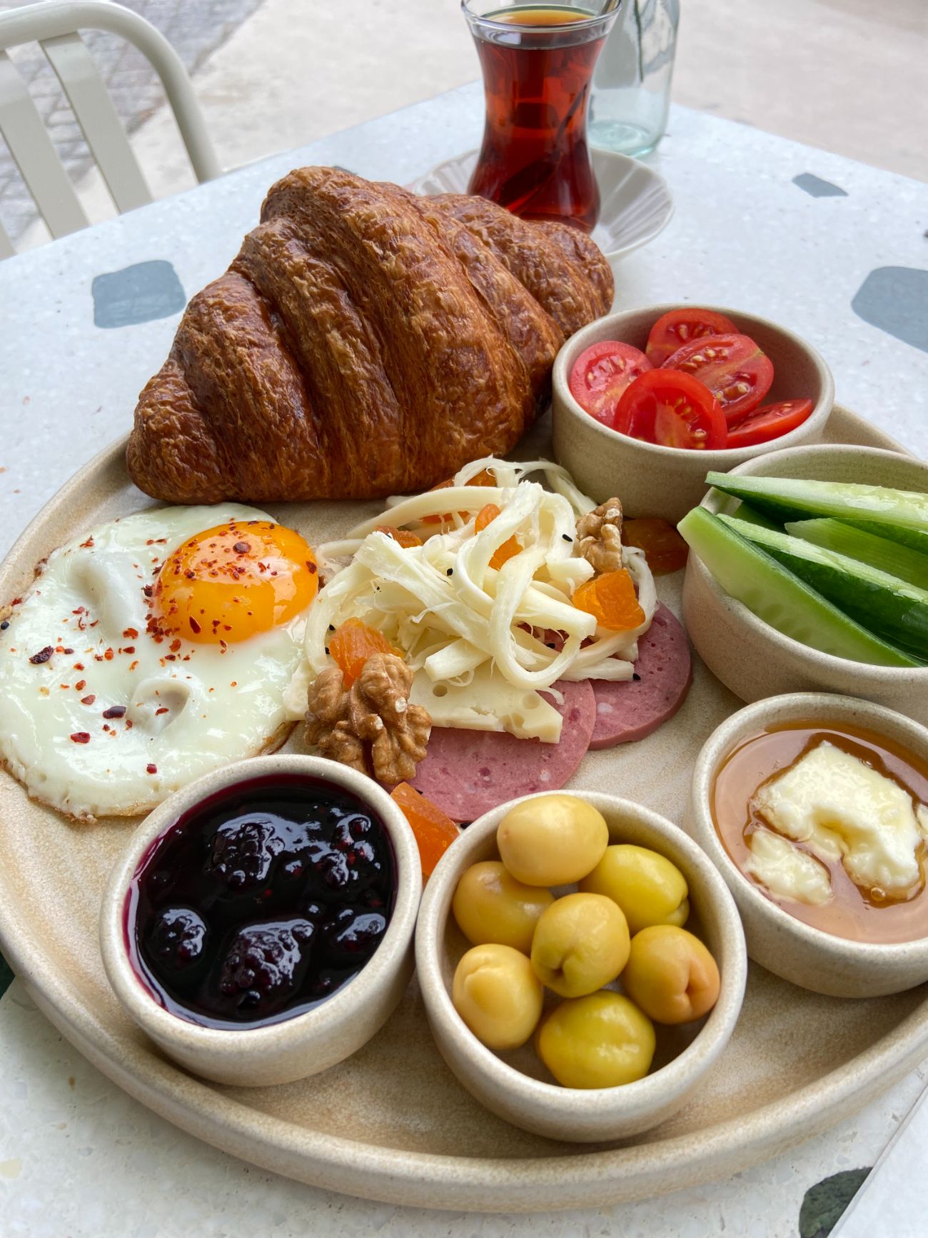 Kahvaltı Tabağı - Çeçil Peynir, Kelle Peynir, Beyaz Peynir, Zeytin, Reçel, Bal-Kaymak, Domates-Salatalık, Göz Yumurta, Kruvasan