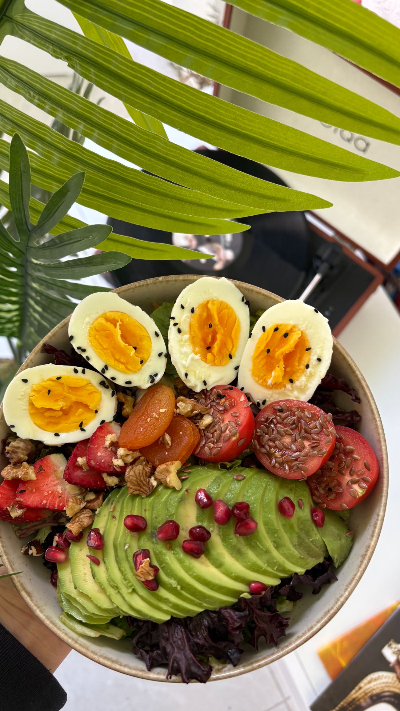 Fit Kahvaltı Salatası - Salata, avokado, 2 adet haşlanmış yumurta, çilek, kuru kayısı, keten tohumu