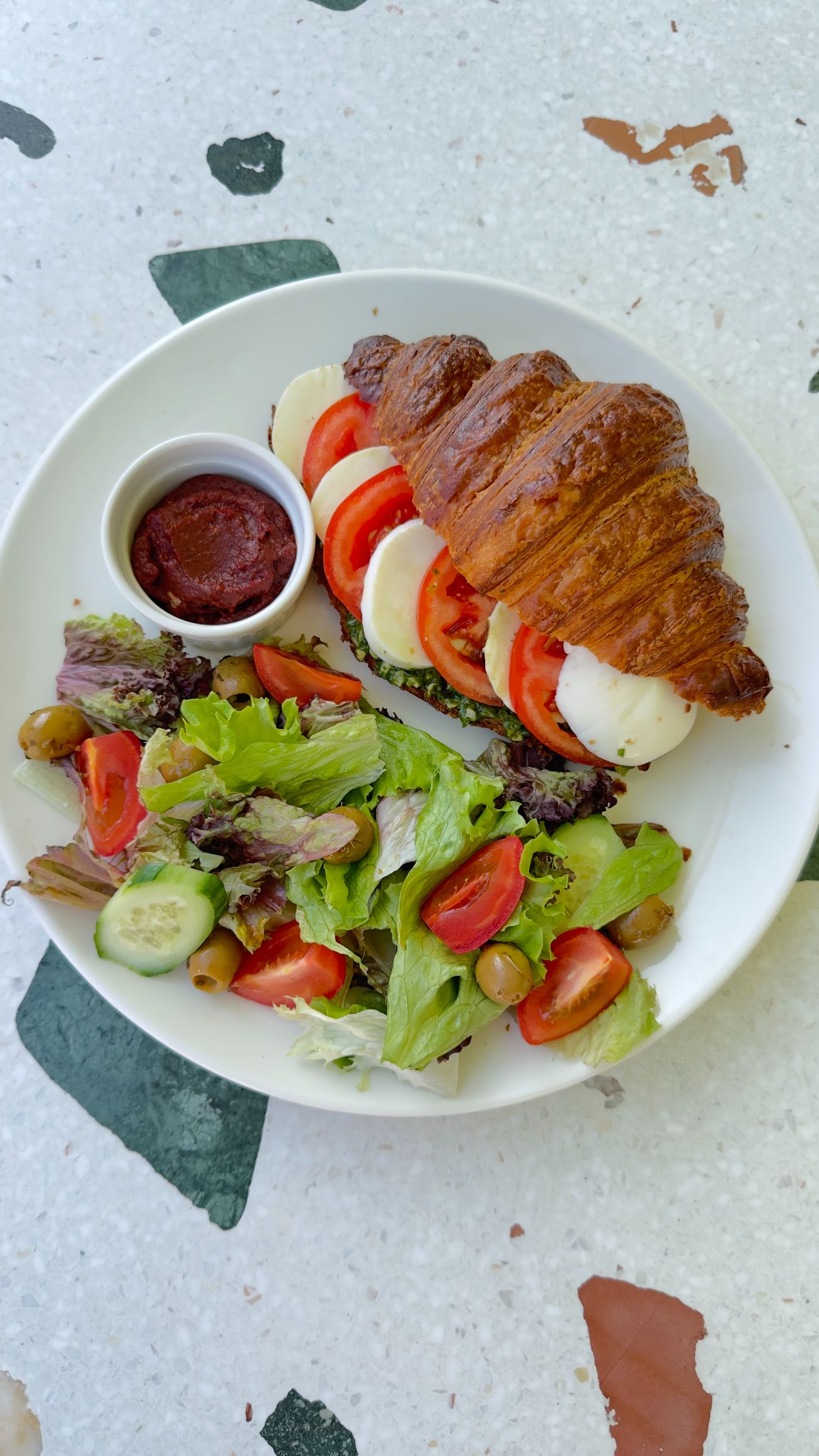 Caprese - Mozerella, Domates, Pesto Sos. Ürünün hazırlık süresi 20-25 dakikadır.