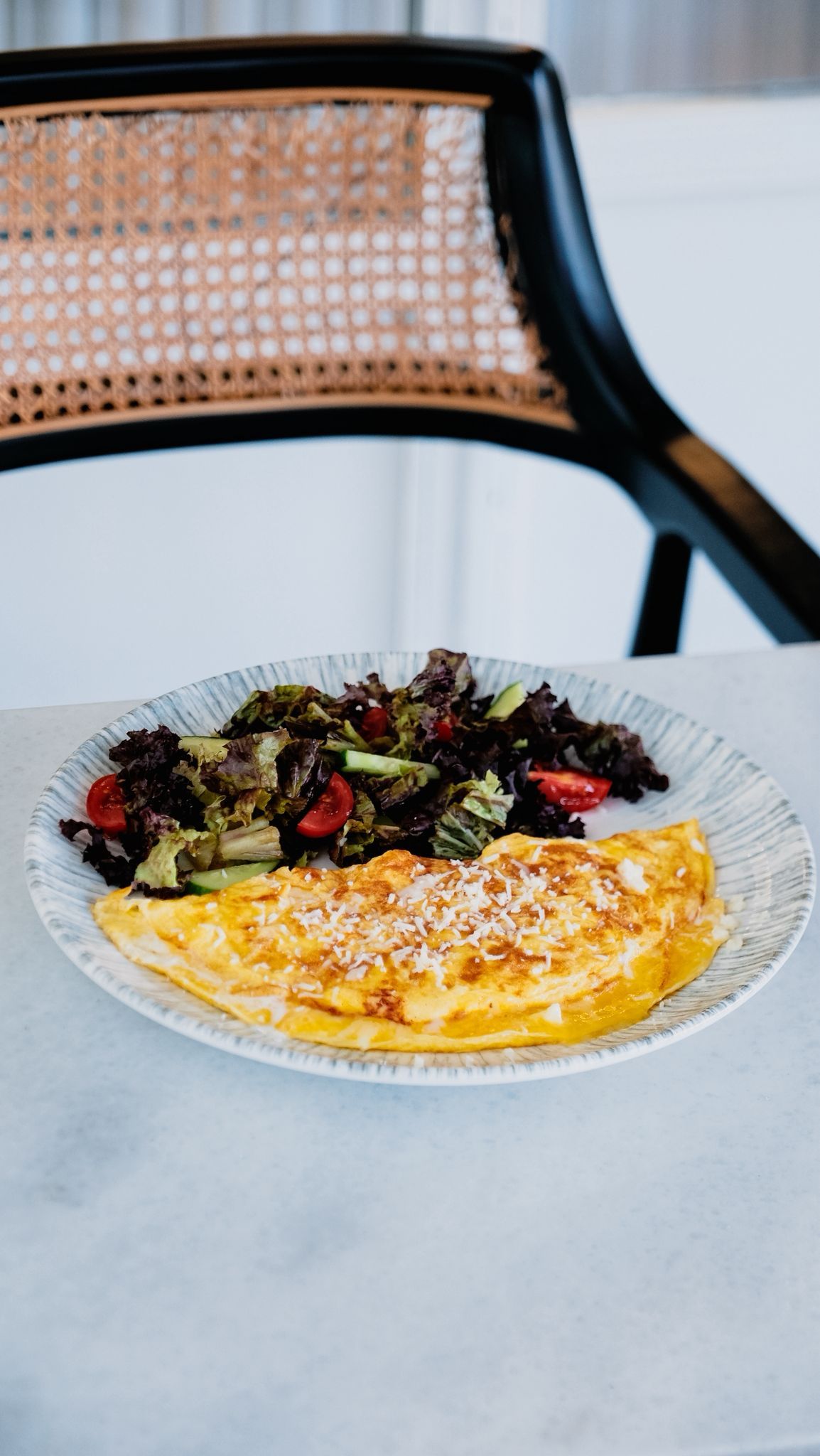 Kaşar Peynirli Omlet - Yanında 1 tane çay ile servis edilir.