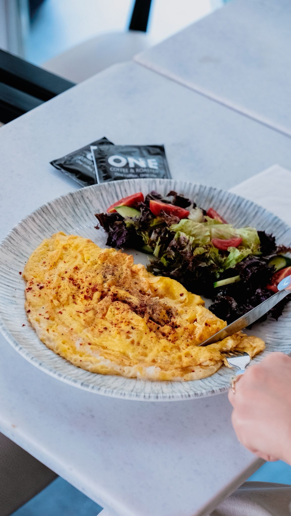 Omlet - Yanında 1 tane çay ile servis edilir.