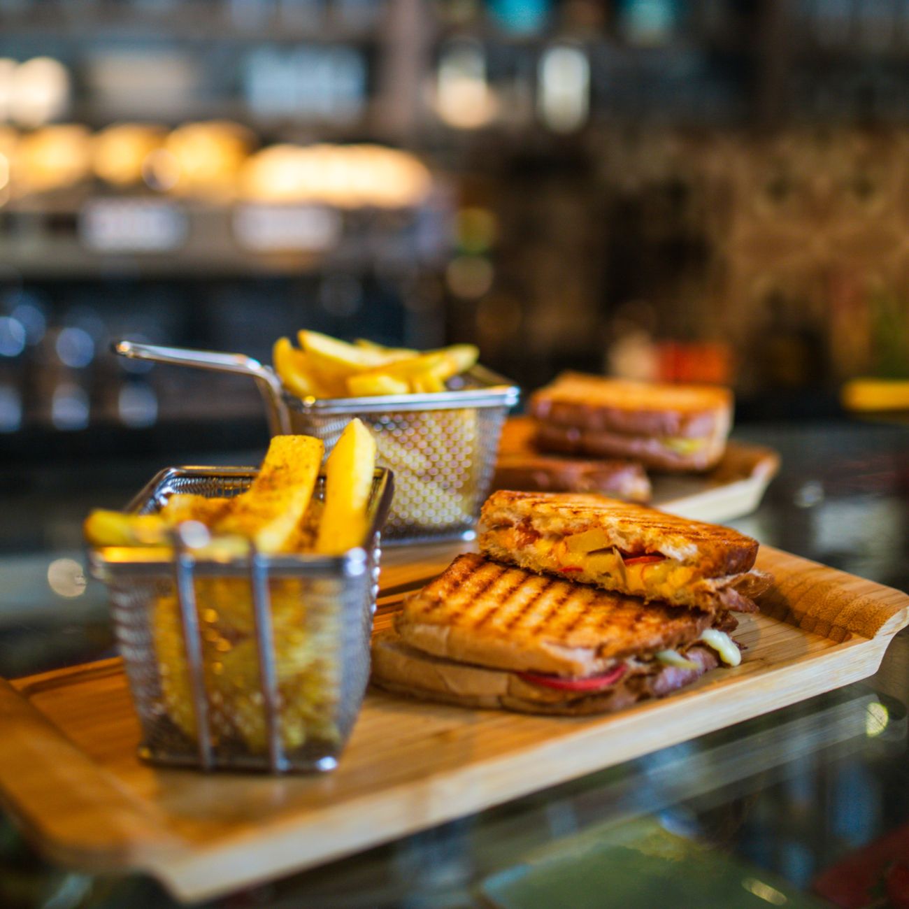 Tost Burger - Kaşar , Sucuk , Cips , Turşu , Ketçap , Mayonez