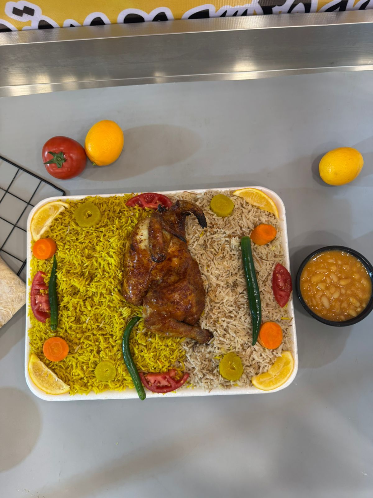 نصف دجاجة على منسف عمال