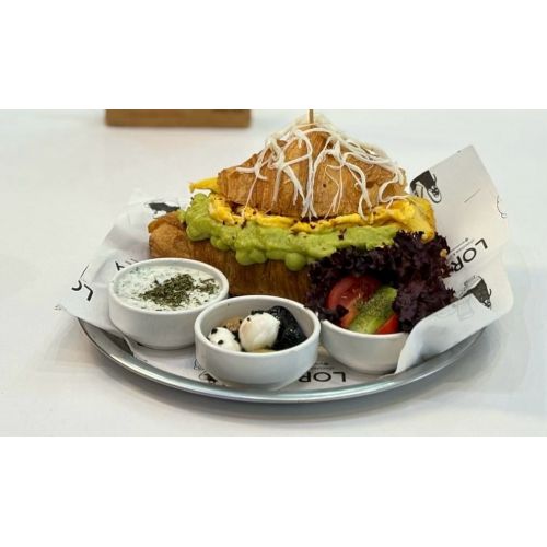 Avakado-Yumurtalı Kruvasan - Kruvasan arasında  yumurta (omlet) ve avokado dip sos -yanında dere otlu yoğurt-zeytinler ve top mozzarella peyniri - domates salatalık ve lolorosso ile servis edilir