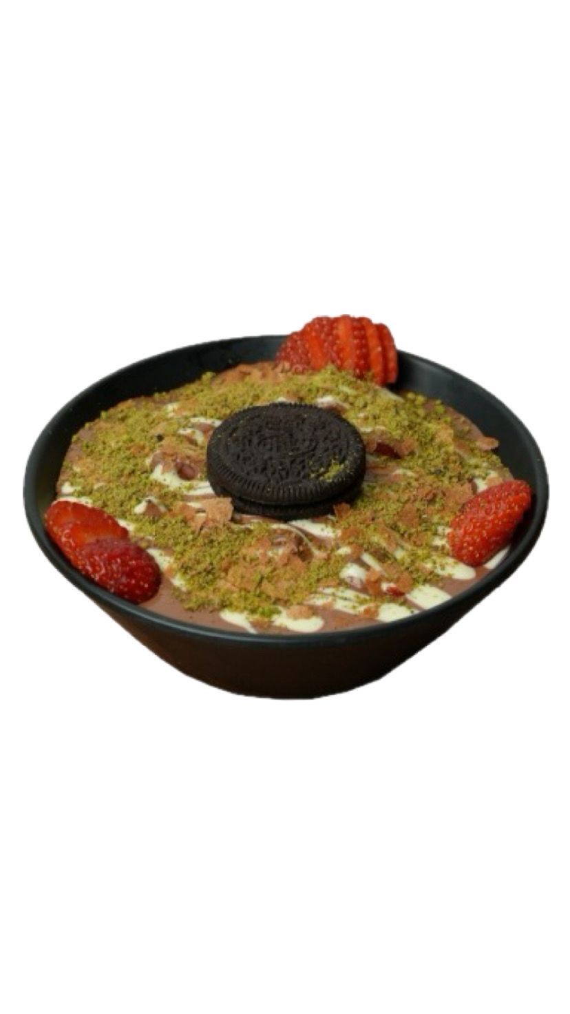 Oreo Cup - Özel krema, büyük Oreo parçaları, krep kırığı, muz, çilek, sütlü çikolata konulduktan sonra üzerine krep kırığı ve antep fıstığı serpiştirilerek servis edilir.  (2 kişilik)