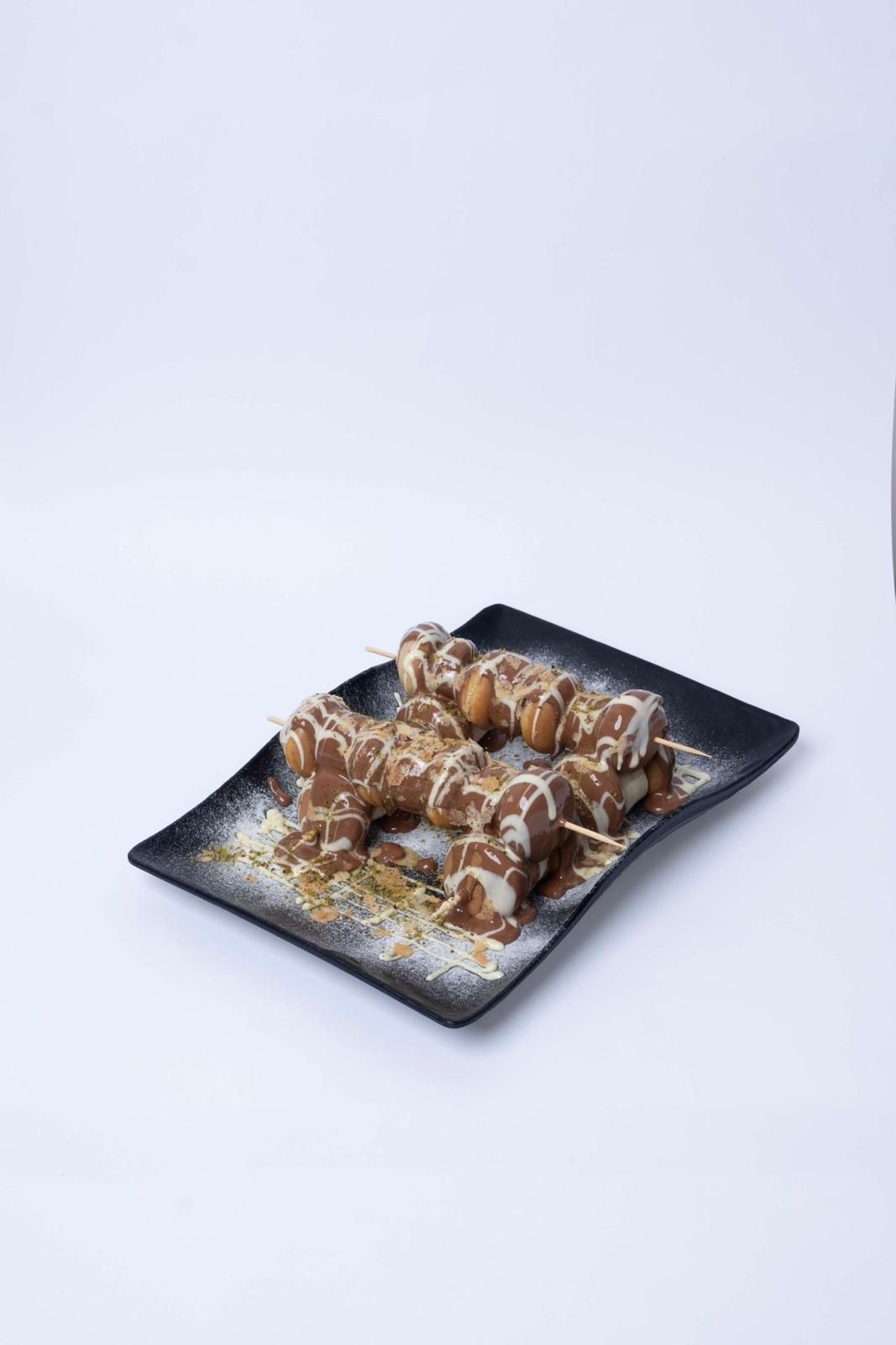 Pancake Çubuk - Pankek, muz ve çilek çubuğuna dizilir. Üzerine çikolata, krep kırığı ve antep fıstığı parçaları dökülerek servis edilir.