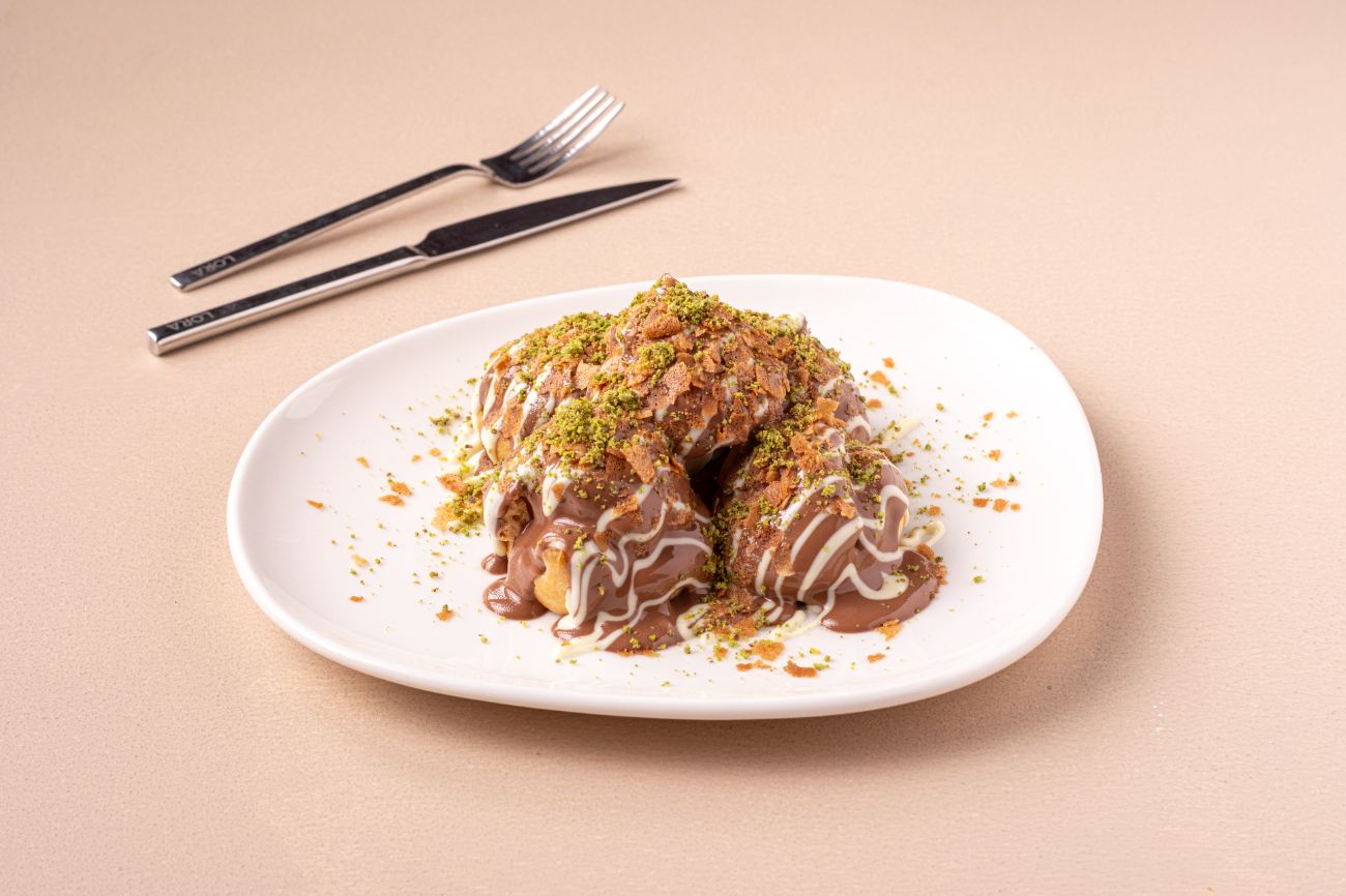 Profiterol - Beş mini profiterol olarak servis edilir.