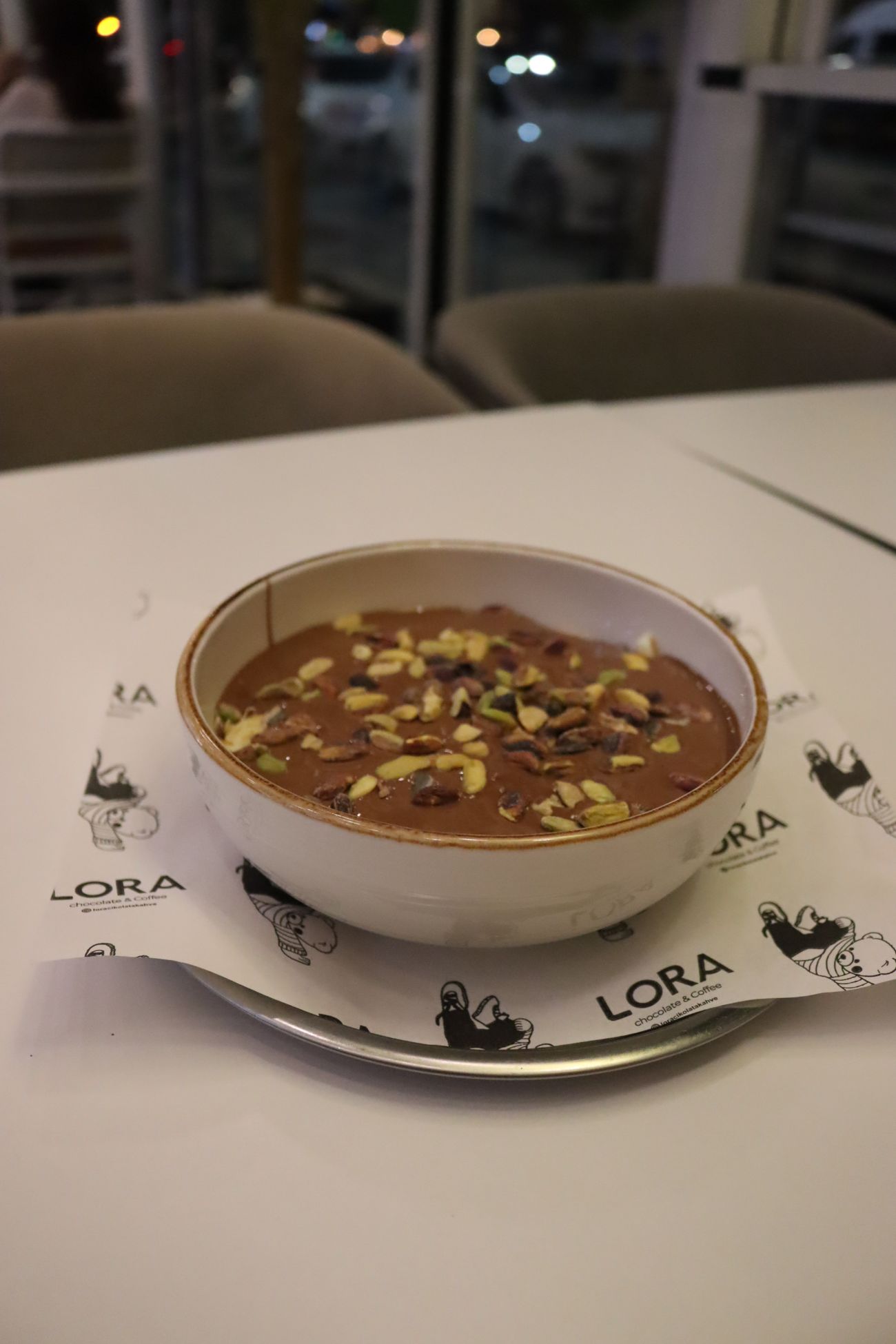 Eylül (Yeni) - Ev yapımı krema üzerine tel kavrulmuş kadayıf sütlü çikolata ve antep fıstığı tanesi ile servis edilir.