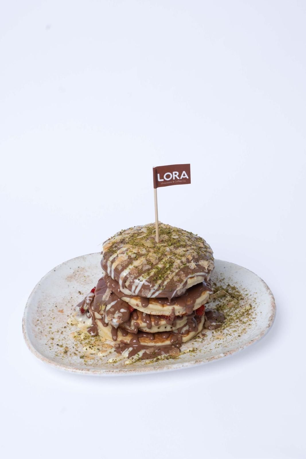 Pancake Kulesi - Büyük pankekler arasında çikolata sürülür. Arasına muz ve çilek konulur. Üzerine krep kırığı ve Antep fıstığı parçaları dökülerek servis edilir.