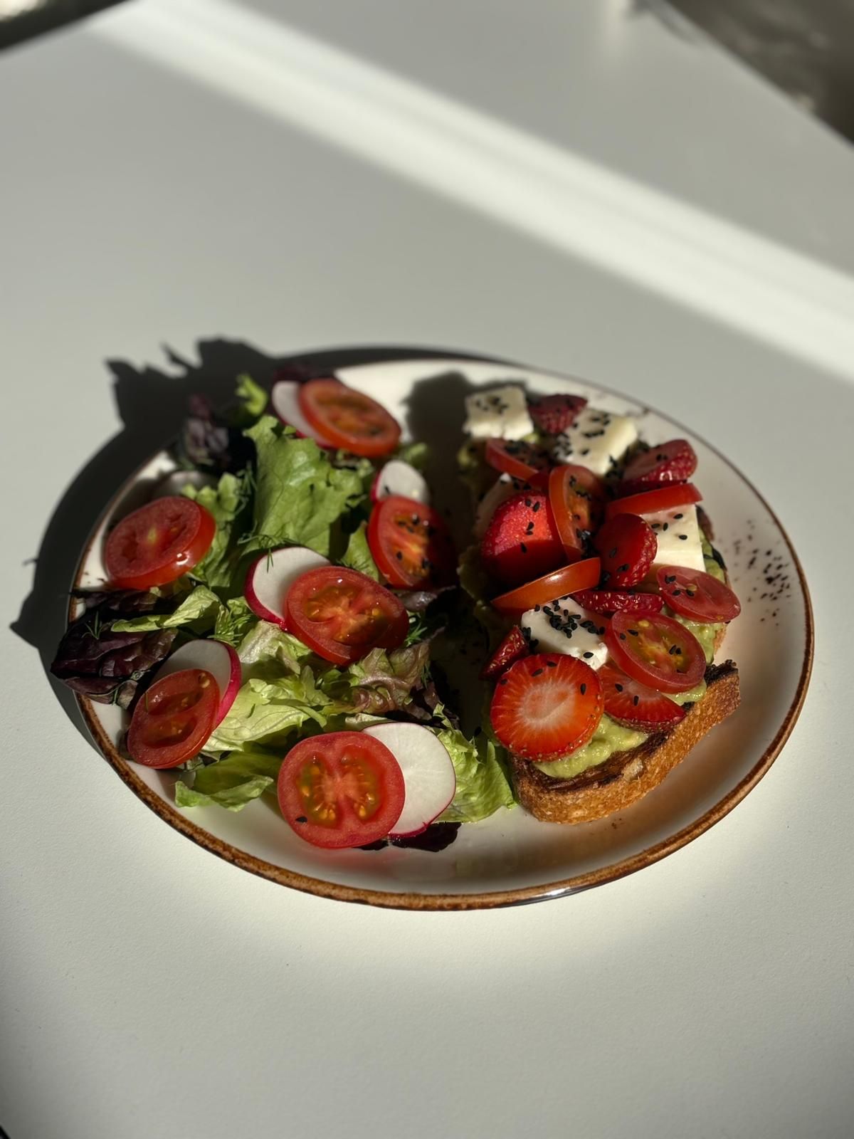 Red & Green Tartine - Tereyağında kızartılmış ekşi mayalı ekmek, avokado püresi, ezine peynir,çilek, domates, çörek otu, salata ve yeşil zeytin eşlikçileriyle...