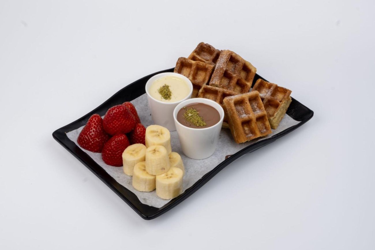 Waffle Fondue - Mini waffle parçaları, muz, çilek, sütlü ve beyaz çikolata ile servis edilir.