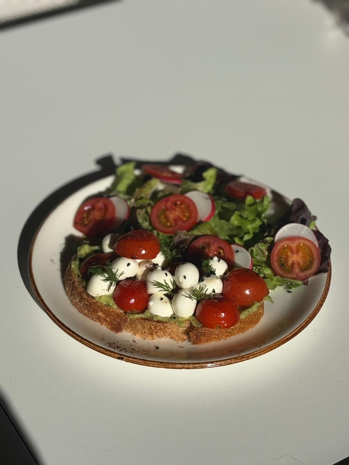 Mozzarella Tartine - Tereyağında kızartılmış ekşi mayalı ekmek, confit domates, mozzarella, çörek otu, filiz, salata ve pestolu ricotta sos eşlikçileriyle...