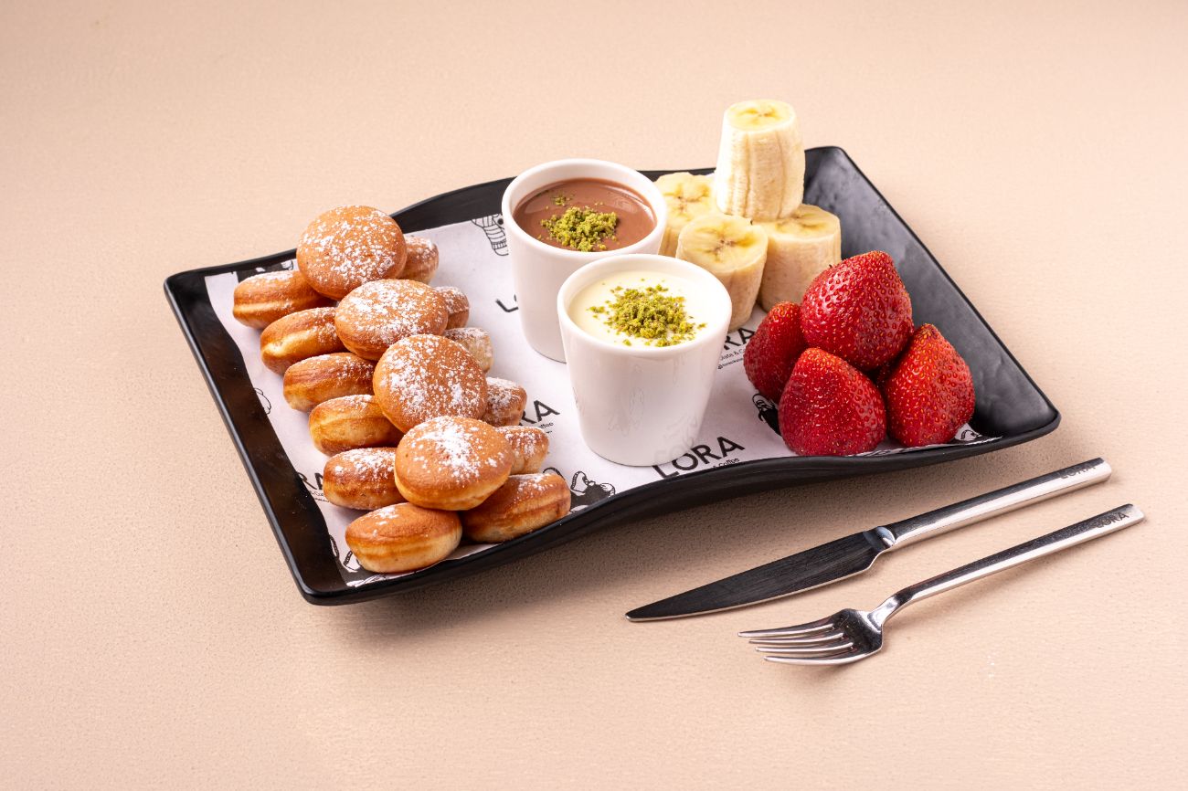 Pancake Rüyası - Mini pankekler, muz, çilek, sütlü ve beyaz çikolata ile servis edilir.