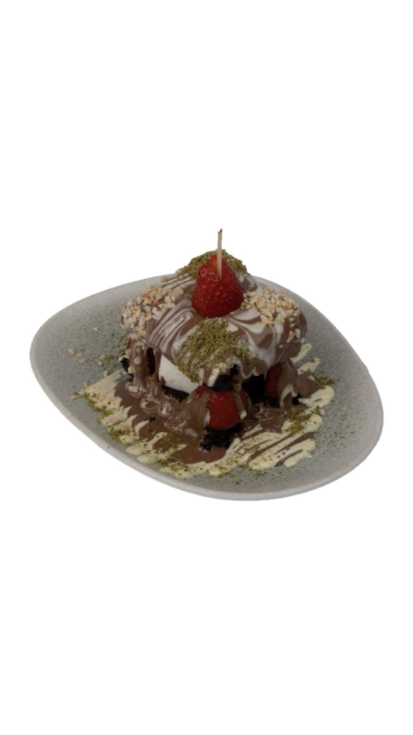 Firuze - Islak kek arası dondurma üzerine belçika çikolatası ile servis edilir.