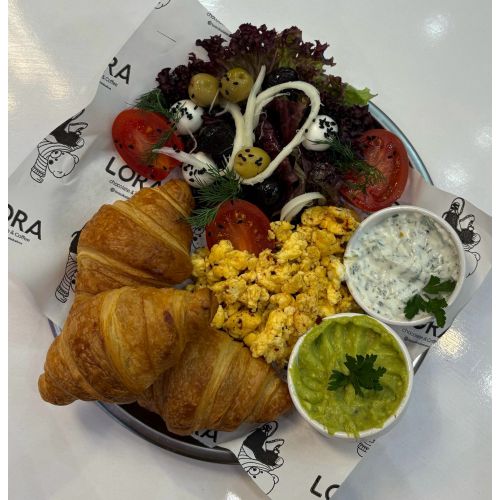 Mini Kruvasan Kahvaltı - Bu tabağımızda mini Kruvasanlara eşlik etmesi için lolorosso marulumuz yanında çeri domatesler zeytinlerimiz top mozzarella ve çeçil peyniri kullandık. Bunların yanında İngiliz yumurtamız ile tüm kültürlerin ortak buluşması tabağımızda gerçekleşti. Ek olarak avakado dipsos-dereotlu yoğurt ile servis edilir.