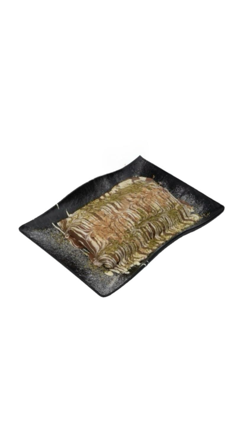 Crepe Wrap - Krep içine çikolata sürüldükten sonra dondurma, muz, çilek eklenir ve katlanır. Üzerine çikolata döküldükten sonra krep kırığı ve antep fıstığı parçaları serpiştirilerek servis edilir.