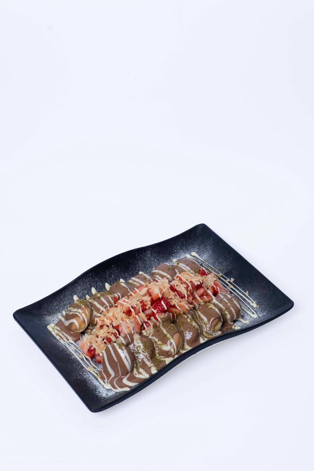 Pancake Mix - Mini pankeklerin arasına muz ve çilek konulur. Üzerine sütlü çikolata dökülür. Krep kırığı ve Antep fıstık serpiştirilerek servis edilir.