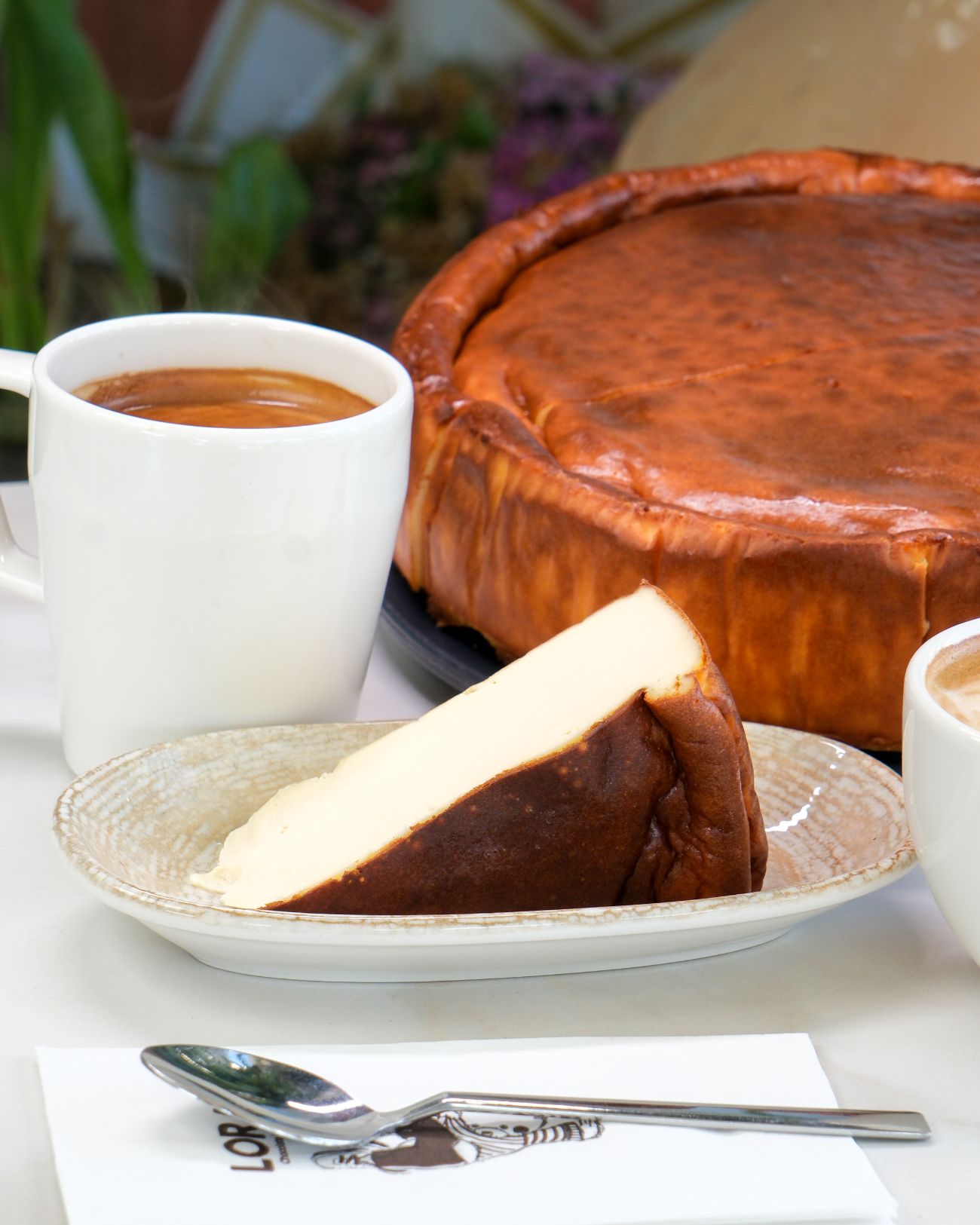 San Sebastian Cheescake - Bir pot çikolata ile servis edilir. Sütlü, Bitter, Beyaz, Gold(+12), Ruby(+12)