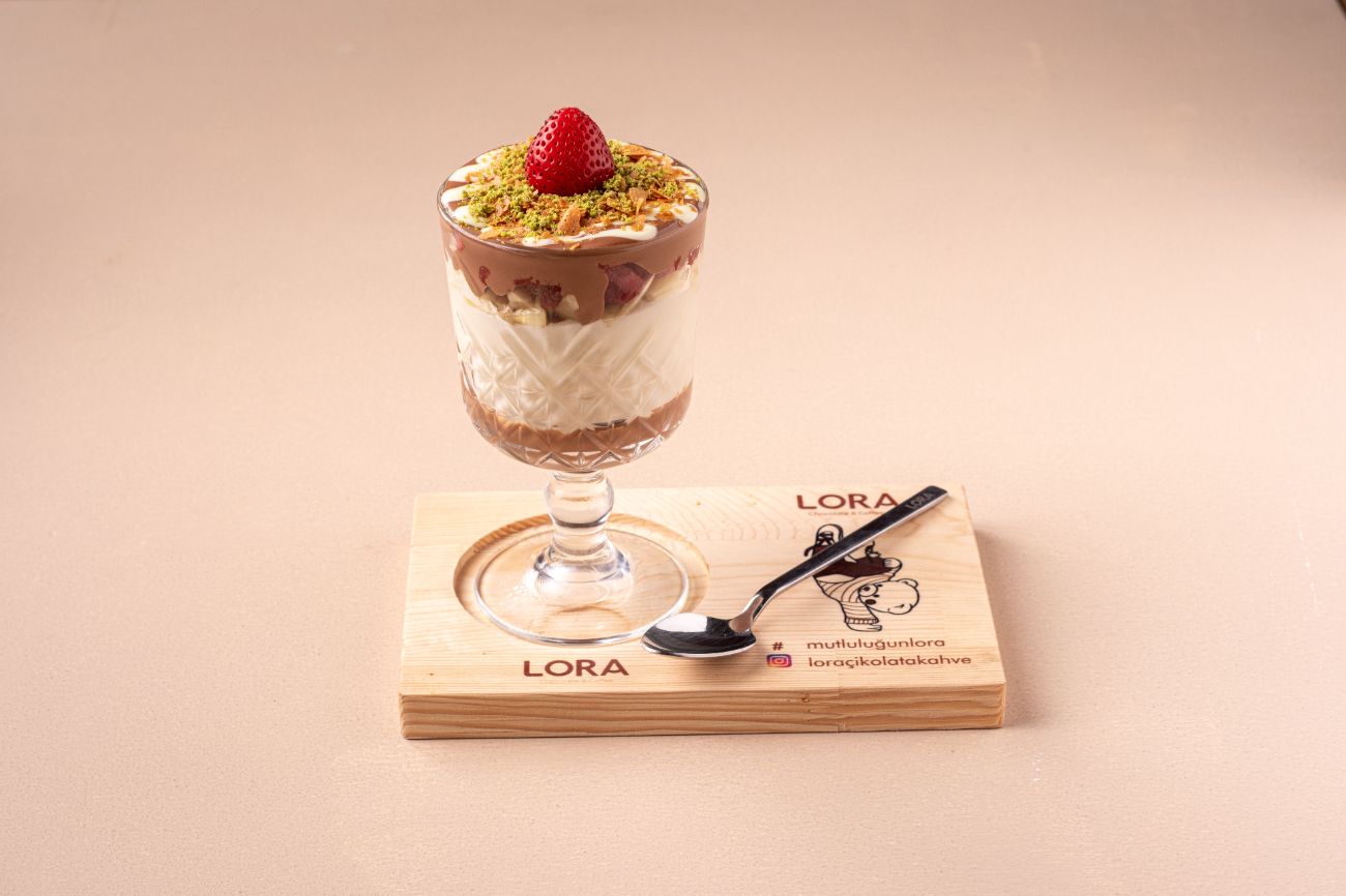 Leyla - Bardak içerisinde Krema, muz, çilek, krep kırığı ve sütlü çikolata eklenir. Üzerine krep kırığı ve Antep fıstığı parçaları serpiştirilerek servis edilir.