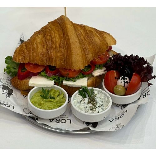 Classic Kahvaltı - Kruvasan arasında beyaz peynir kıvırcık marul kapya biber domates -yanında avokado dipsos dere otlu yoğurt-domates top mozzarella ve zeytinler ile servis edilir