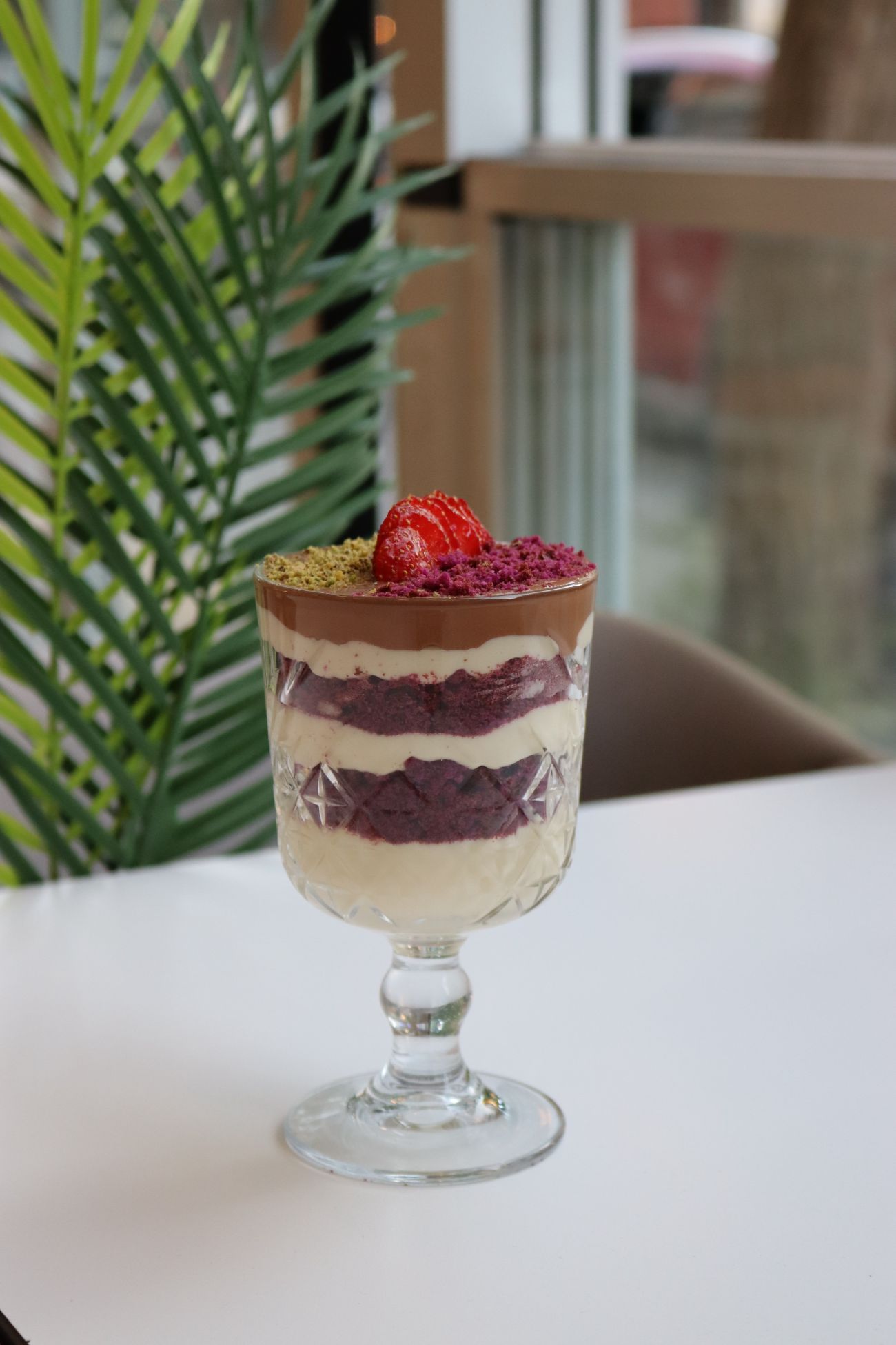 Zümra (Yeni) - Krema, velvet kek ve üzerine sütlü çikolata, antep fıstığı ve velvet tozu ile servis edilir.