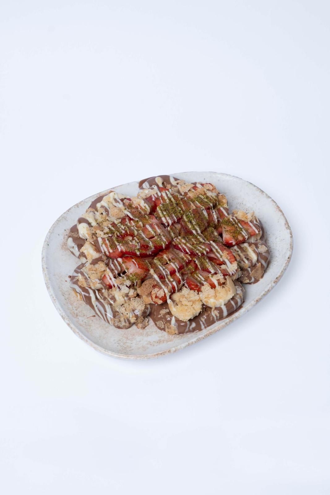 Ciçek Waffle - Çikolata, muz, çilek, krep kırığı ve antep fıstığı parçaları ile servis edilir. Dilerseniz ekstralar bölümden ekleme yapabilirsiniz.