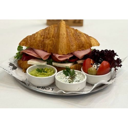 Füme Etli Kruvasan - Kruvasan arasında beyaz peynir kıvırcık marul kapya biber domates Füme et  -yanında avokado dipsos dere otlu yoğurt-domates top mozzarella ve zeytinler ile servis edilir