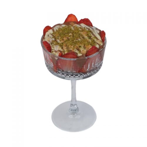 Mualla - Bardak içerisine Islak kek, Çilek, Muz ve Sütlü çikolata ile servis edilir.