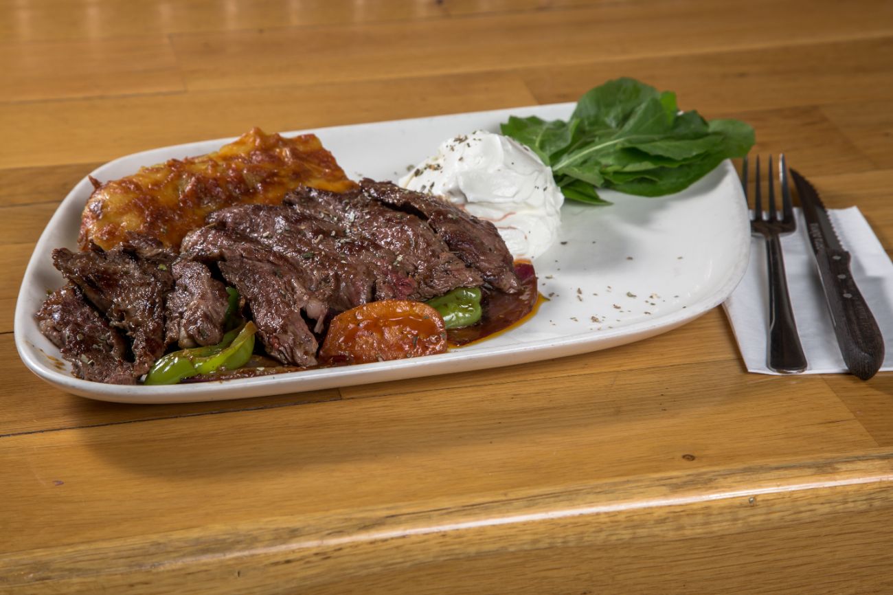 Gondor Steak - 200 gr Dana Biftek | Sotelenmiş Soğan ve Sarımsak | Domates Sivri Biber | Roka | Süzme Yoğurt | Lionese Patates
