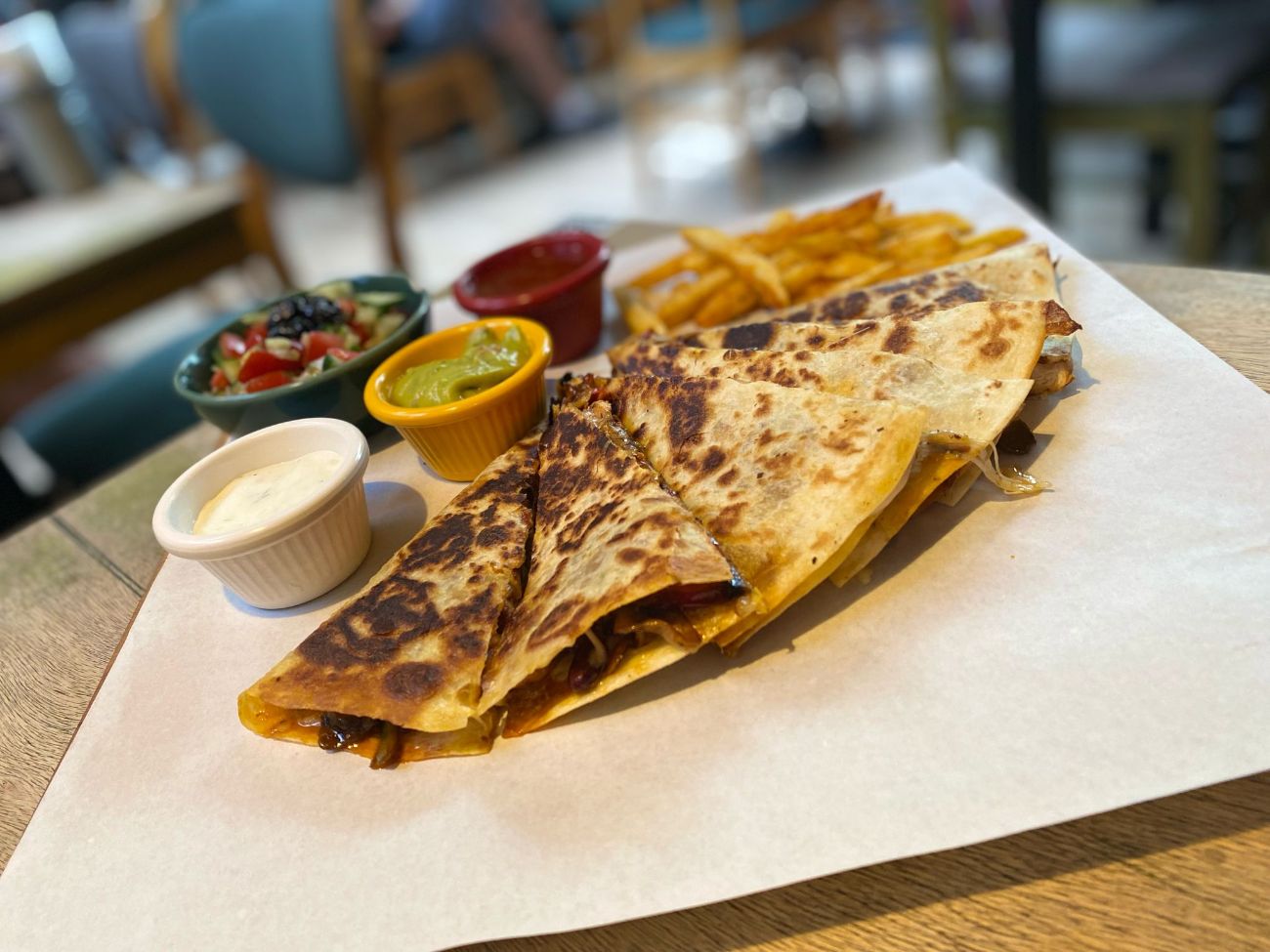 Quesadillas Chicken - Julyen Tavuk Bonfile | Renkli Biberler | Mantar I Jalapeno Biber I Louisiana Sos I Cheddar I Avokado Sos I Meksika Fasülyesi | Baharatlı Patates | Dip Sos