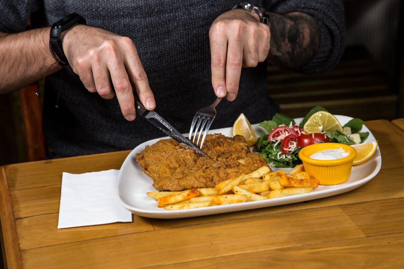 Şinitzel - Üstünde Tereyağı | Yanında Tulum Peynirli Roka Salatası Patates Kızartması | Yoğurt Sos