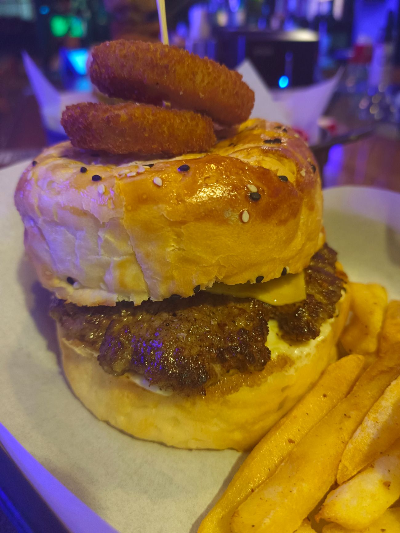 Cheeseburger - 150 gr Köfte | Cheddar | Turşu | Baharatlı Patates Soğan Halkası | Dip Sos | Karamelize Soğan